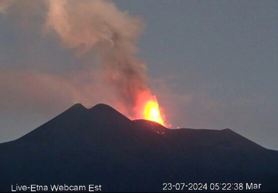 Etna erupe din nou: fantani de lava si nori de cenusa inchid Aeroportul din Catania
